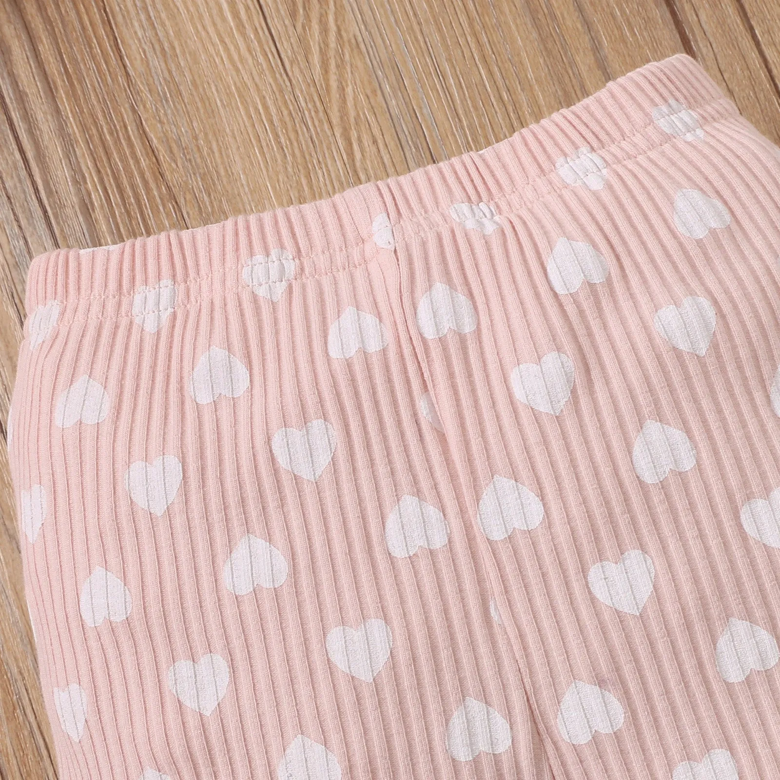 2pcs Cotton All Over Love Heart Print Baby Long-sleeve Ribbed Romper and Pants Set