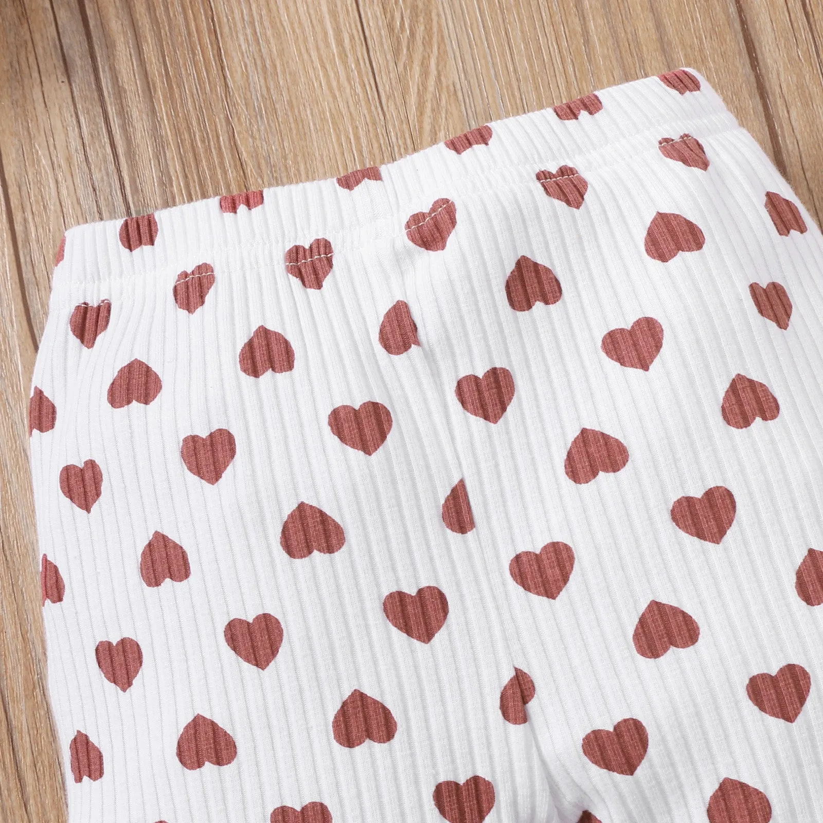 2pcs Cotton All Over Love Heart Print Baby Long-sleeve Ribbed Romper and Pants Set
