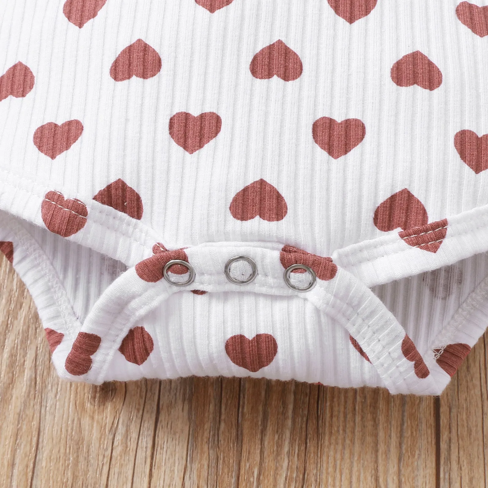 2pcs Cotton All Over Love Heart Print Baby Long-sleeve Ribbed Romper and Pants Set
