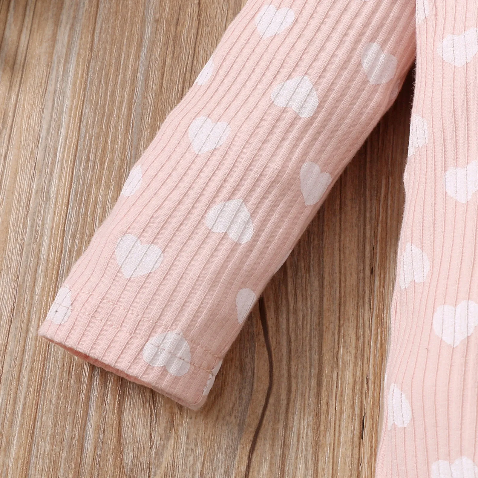 2pcs Cotton All Over Love Heart Print Baby Long-sleeve Ribbed Romper and Pants Set